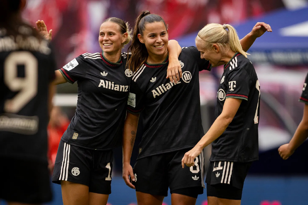 拜仁慕尼黑新赛季球衣谍照